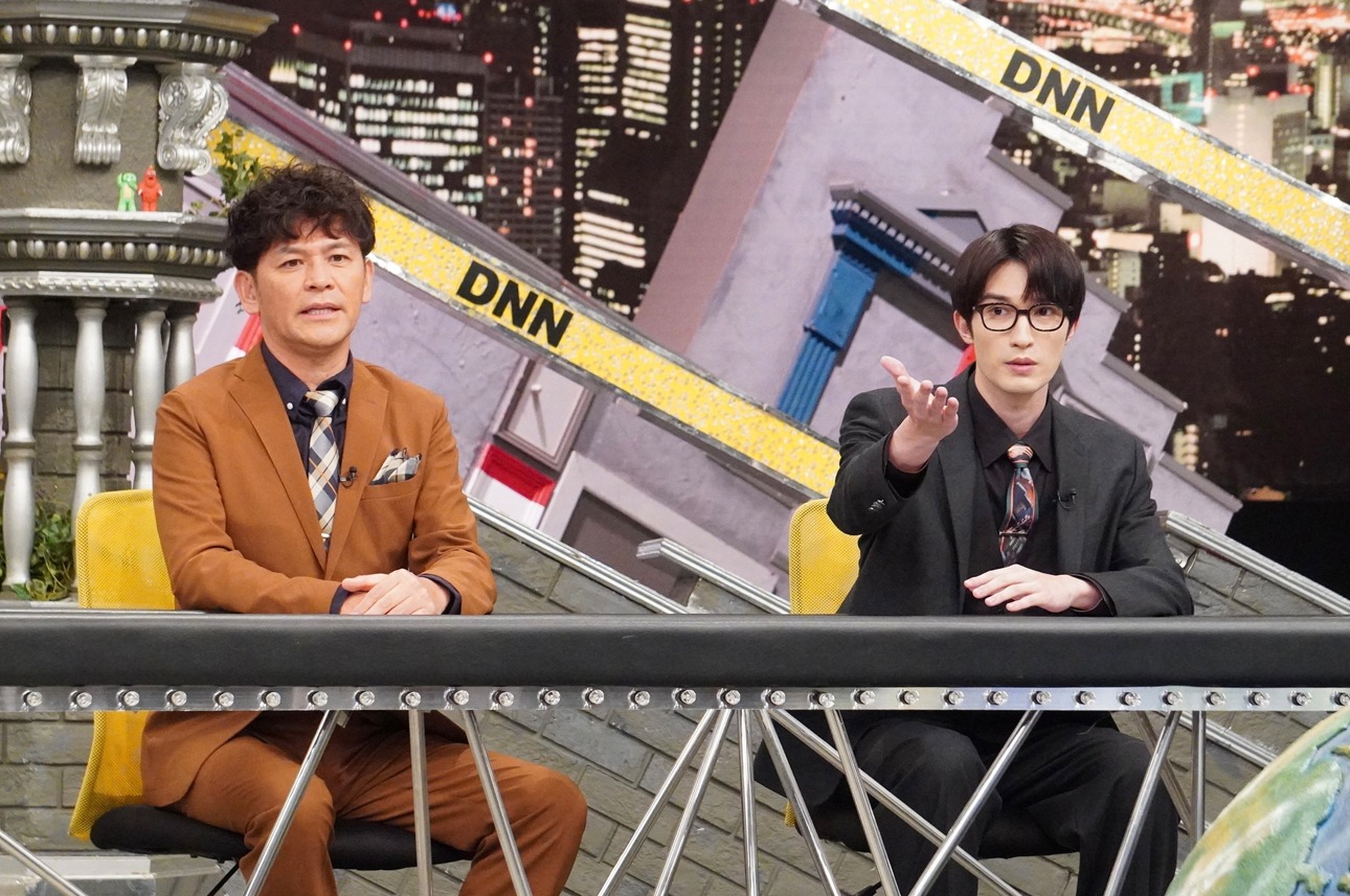 左から岡田圭右、ジェシー。(c)フジテレビ