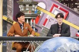 左から岡田圭右、ジェシー。(c)フジテレビ