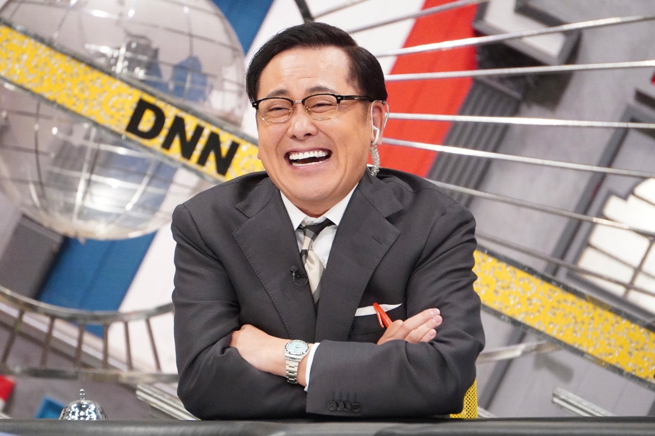 MCのアリタ哲平（有田哲平）。(c)フジテレビ