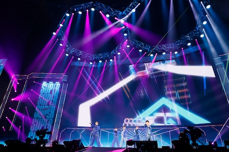 「ハリケーンベイベ」を披露するSUPER EIGHT。