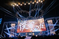 「音楽が聴こえている」を披露するSUPER EIGHT。