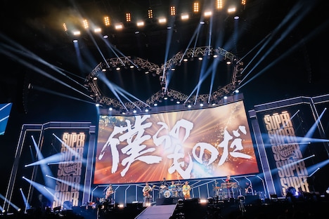 「音楽が聴こえている」を披露するSUPER EIGHT。