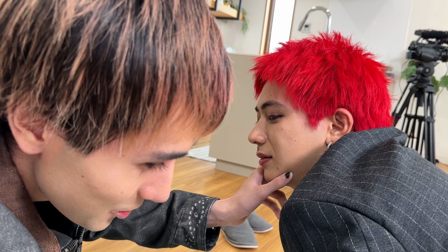SUPER★DRAGONのジャン海渡と田中洸希。(c)「DAN! DAN! EBiDAN!」製作委員会