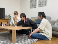 ジェンガをするEBiDANメンバー。(c)「DAN! DAN! EBiDAN!」製作委員会