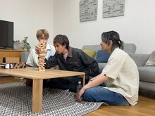 ジェンガをするEBiDANメンバー。(c)「DAN! DAN! EBiDAN!」製作委員会