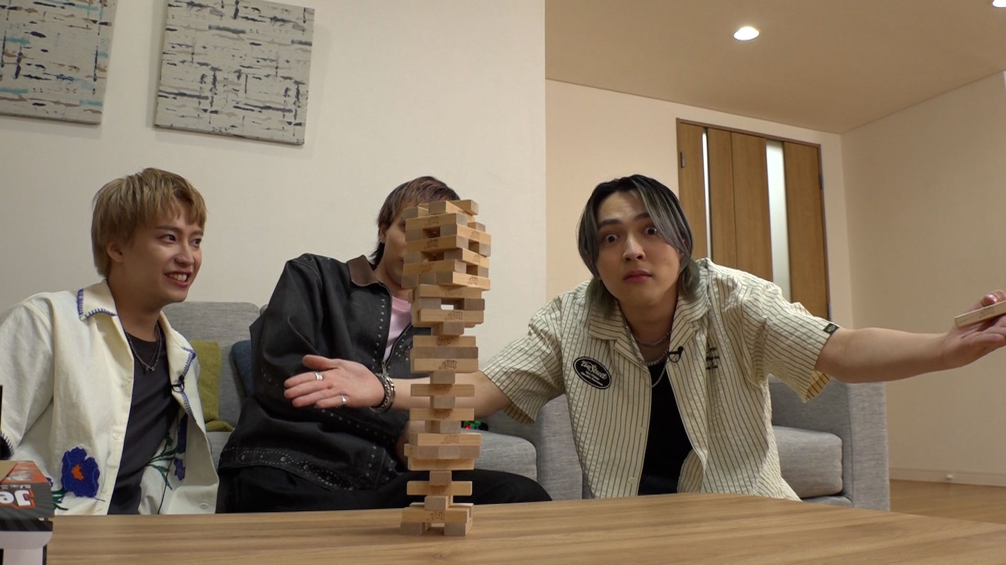 カメラを凝視する吉田仁人（M!LK / 右）。(c)「DAN! DAN! EBiDAN!」製作委員会