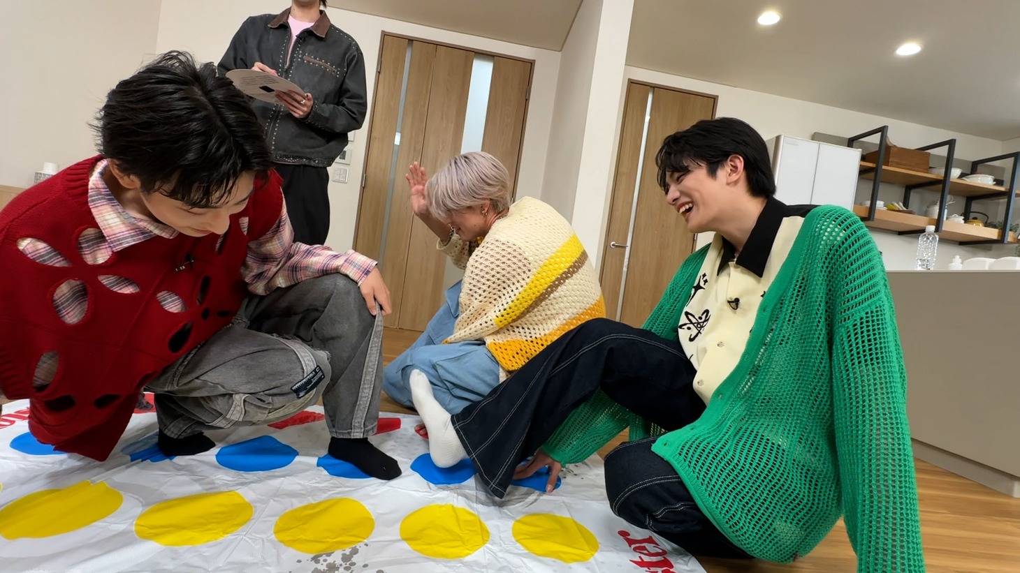 ツイスターゲームをするEBiDANメンバー。(c)「DAN! DAN! EBiDAN!」製作委員会
