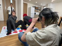 ツイスターゲームをするEBiDANメンバー。(c)「DAN! DAN! EBiDAN!」製作委員会