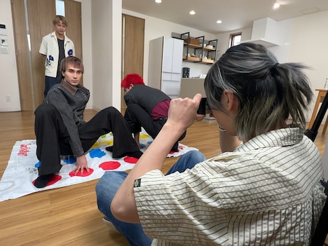 ツイスターゲームをするEBiDANメンバー。(c)「DAN! DAN! EBiDAN!」製作委員会