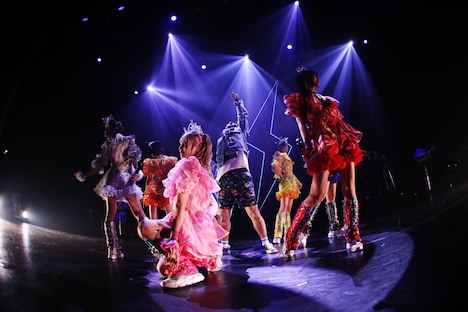 かせきさいだぁを囲むでんぱ組.inc。（撮影：チェリーマン）