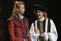 舞台「ソーセージ」のワンシーン。