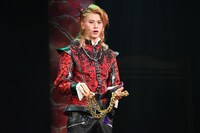 弟アンティフォラス役の阿久根温世（ICEx）。