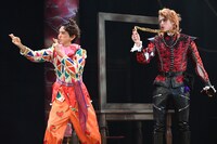 舞台「ソーセージ」のワンシーン。