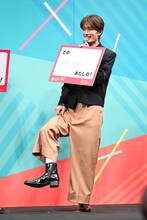 今日も白い靴下を履いていることをアピールする山中柔太朗。