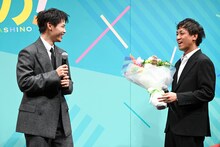 花束を持って登場する横堀光範監督。