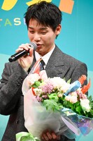 “紙のバラ”を見せる木村柾哉。