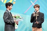 木村柾哉にお祝いのメッセージを送る山中柔太朗。