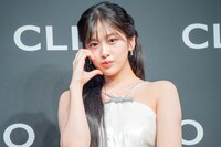 片手でハートマークを作るユジン（IVE）。