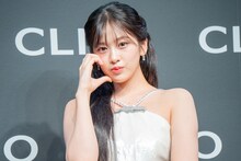 片手でハートマークを作るユジン（IVE）。