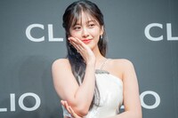 カメラに向かってポーズを決めるユジン（IVE）。