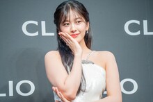 カメラに向かってポーズを決めるユジン（IVE）。