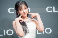 自分の頬を指差すユジン（IVE）。