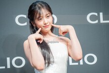 自分の頬を指差すユジン（IVE）。