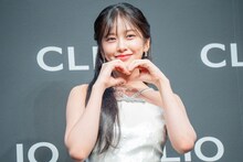 両手でハートマークを作るユジン（IVE）。