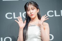 ムービーカメラに手を振るユジン（IVE）。