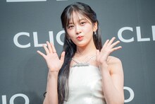 ムービーカメラに手を振るユジン（IVE）。