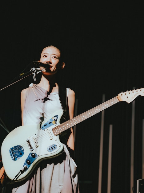 塩塚モエカ（Vo, G）（Photo by Daiki Miura）
