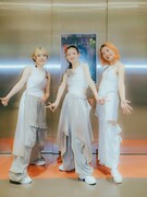 左から河西ゆりか（B）、塩塚モエカ（Vo, G）、ユナ（Dr）。