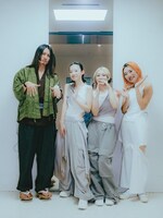 左から林田順平（Cello）、塩塚モエカ（Vo, G）、河西ゆりか（B）、ユナ（Dr）。（Photo by Daiki Miura）