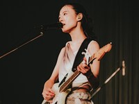 塩塚モエカ（Vo, G）（Photo by Daiki Miura）