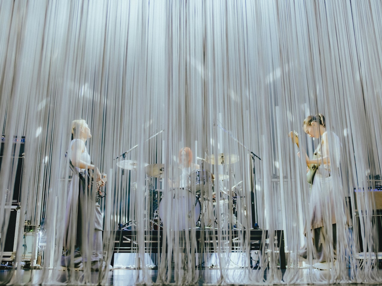 羊文学が全国を巡り得たものは？ キャリア最大規模ツアーが東京ガーデンシアターで終幕