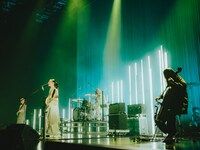 羊文学と林田順平（Cello）。（Photo by Daiki Miura）