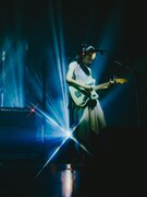 塩塚モエカ（Vo, G）（Photo by Daiki Miura）