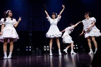 トークコーナーで盛り上がる夫人たち。