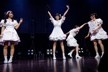 トークコーナーで盛り上がる夫人たち。