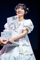 イラスト入りの質問箱を抱えた清真尋。