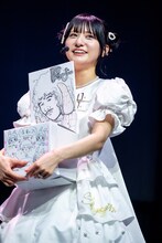 イラスト入りの質問箱を抱えた清真尋。