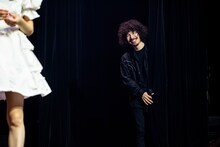 袖からひょっこり顔を出す竜人くん。