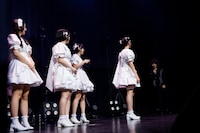 浮気について議論する夫人たちを袖から眺める清竜人。