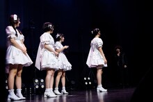 浮気について議論する夫人たちを袖から眺める清竜人。