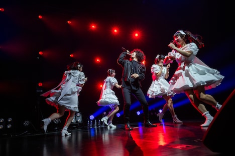 ステージを走り回る清 竜人25。