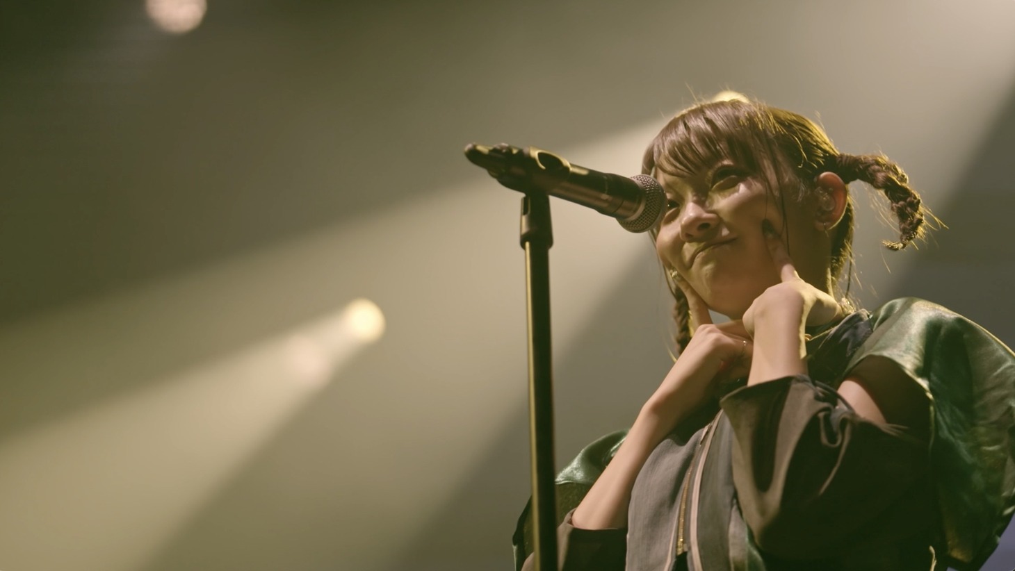 ExWHYZ「4:00 a.m + xANADU～BLAZE」ライブ映像より。