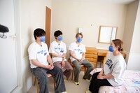 超特急のDMH訪問の様子。