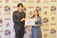 左から武知海青（THE RAMPAGE）、宝塚市の山崎晴恵市長。