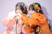 「いらっしゃいませ」のポーズを披露するCUTIE STREETの桜庭遥花と川本笑瑠。