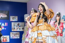 FRUITS ZIPPERの松本かれんと鎮西寿々歌によるトークイベントの様子。